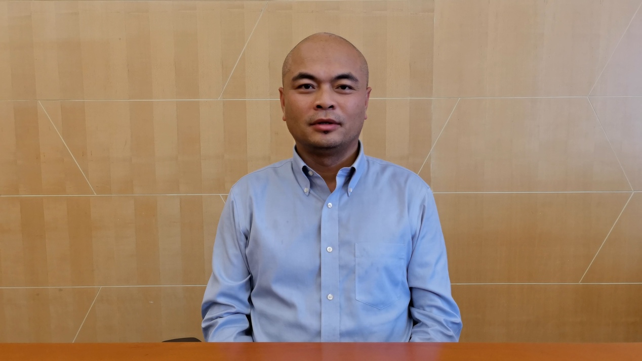 圖片包含 人, 室內(nèi), 站, 男人

描述已自動生成