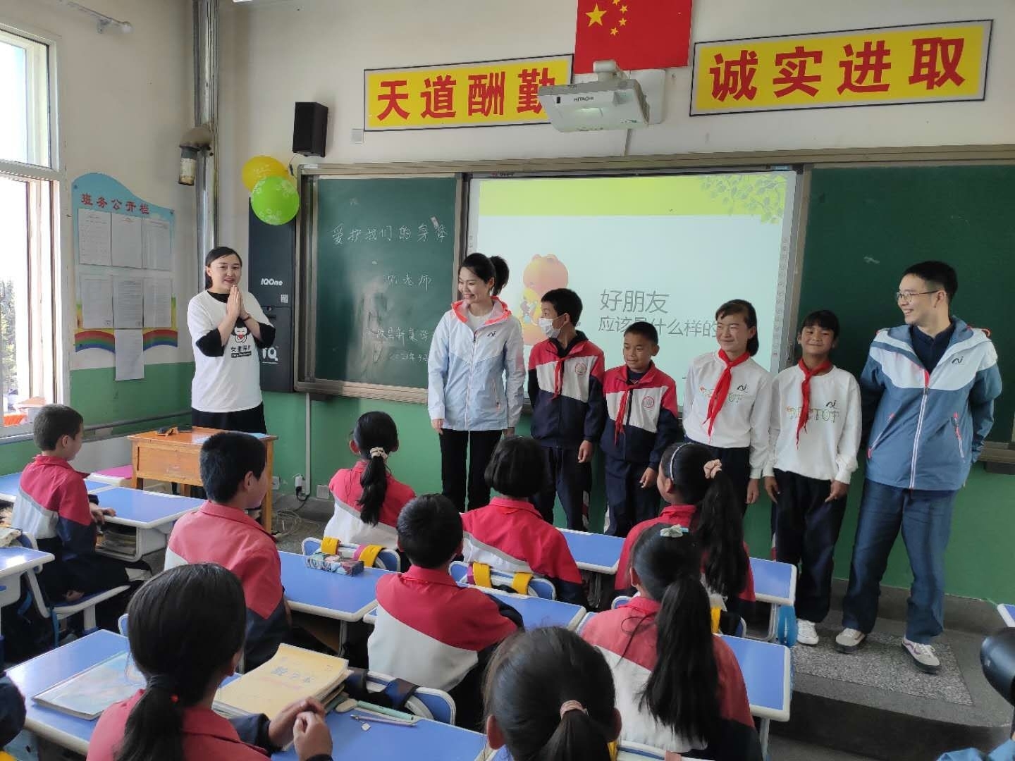 一群人在臺(tái)上演講

描述已自動(dòng)生成