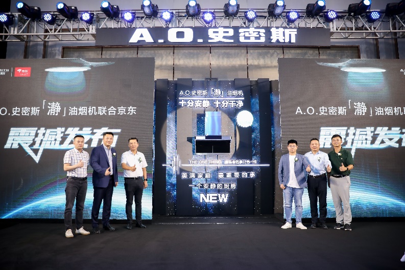 一群人站在臺(tái)上

中度可信度描述已自動(dòng)生成