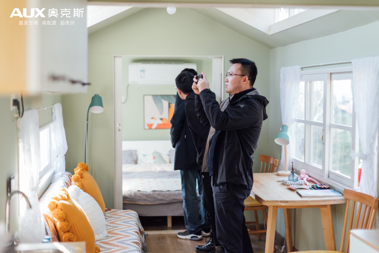 人站在房間里

低可信度描述已自動(dòng)生成