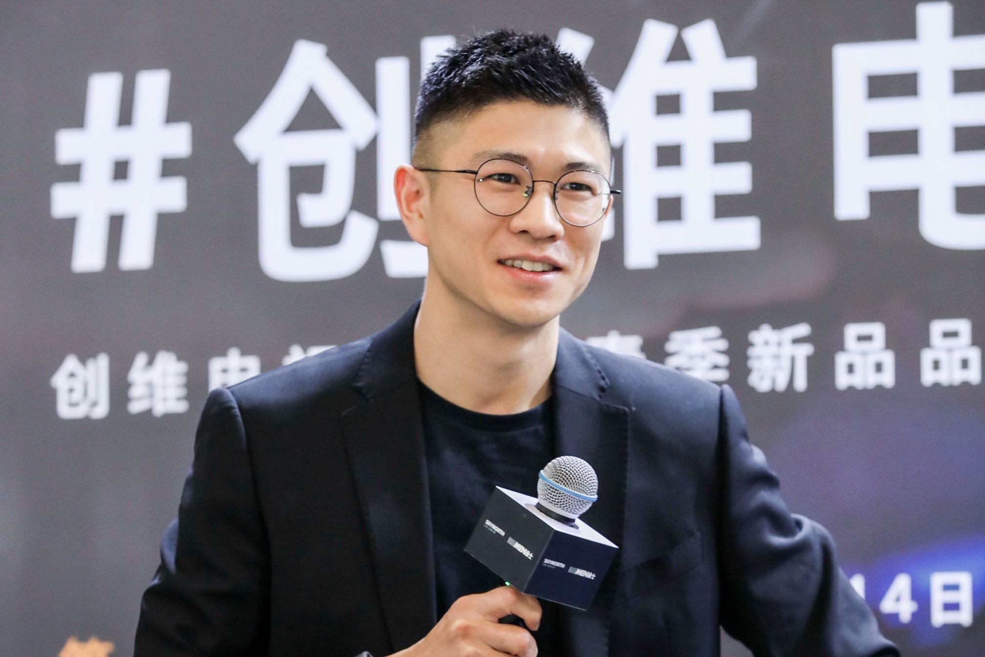 穿著西裝筆挺的男子與配字

描述已自動(dòng)生成