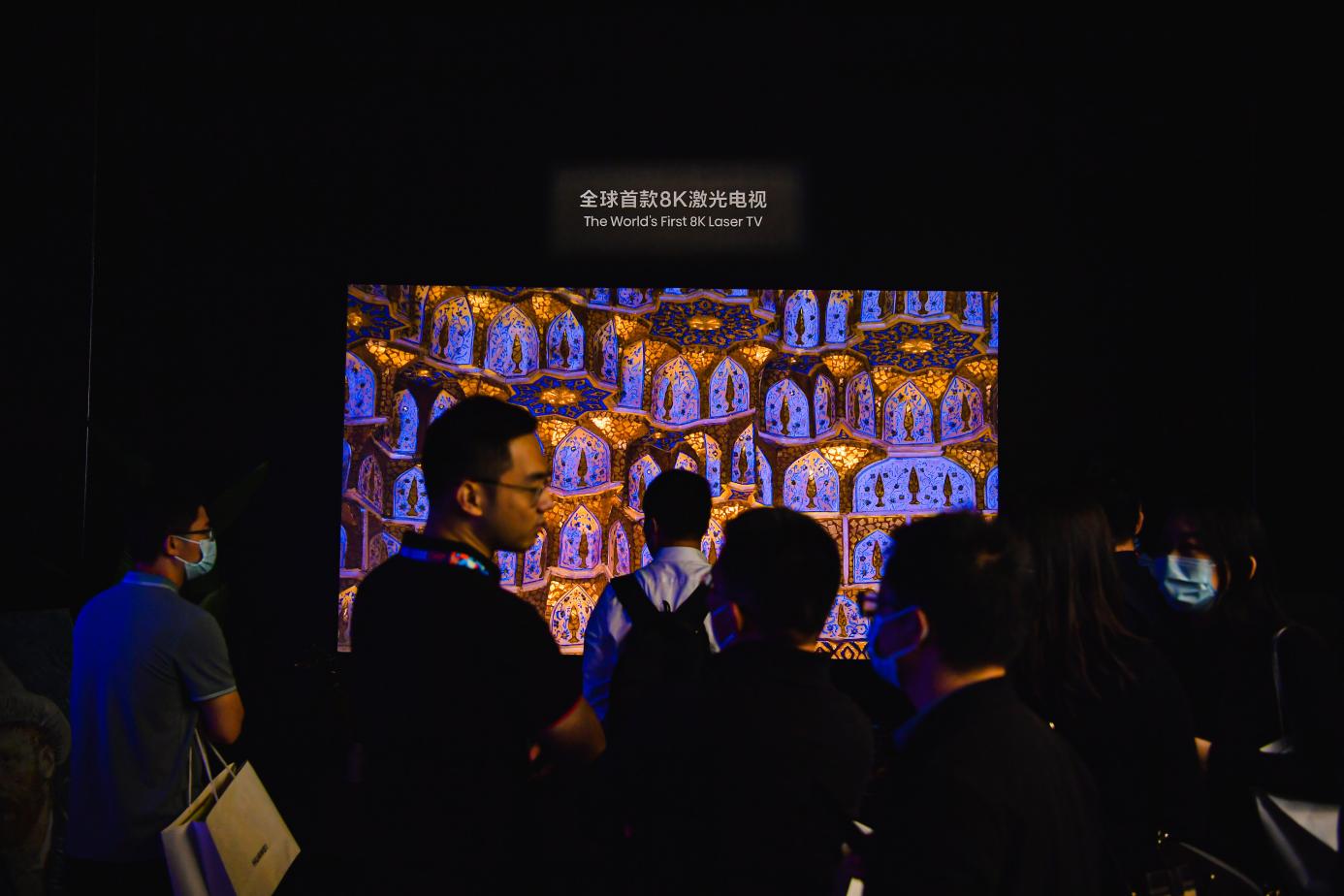 一群人在臺上演講

描述已自動(dòng)生成