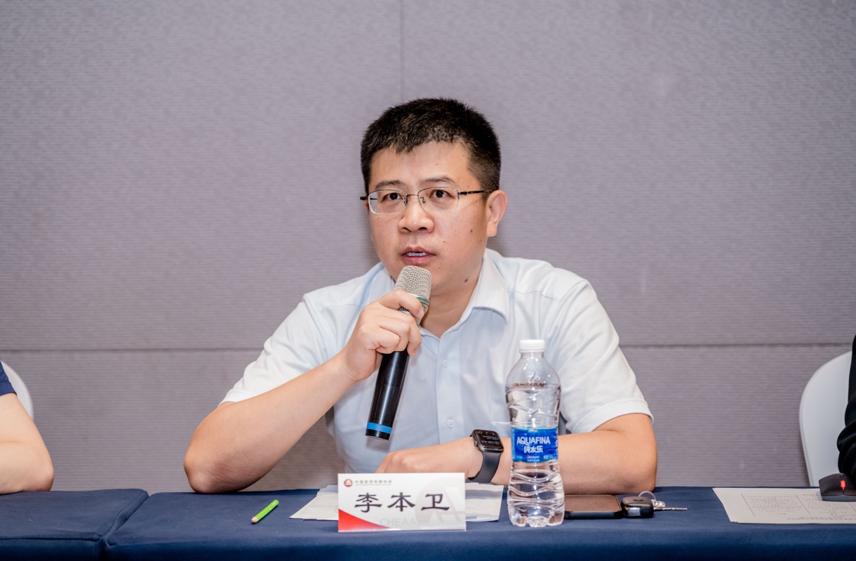 男人拿著筆記本電腦

中度可信度描述已自動生成