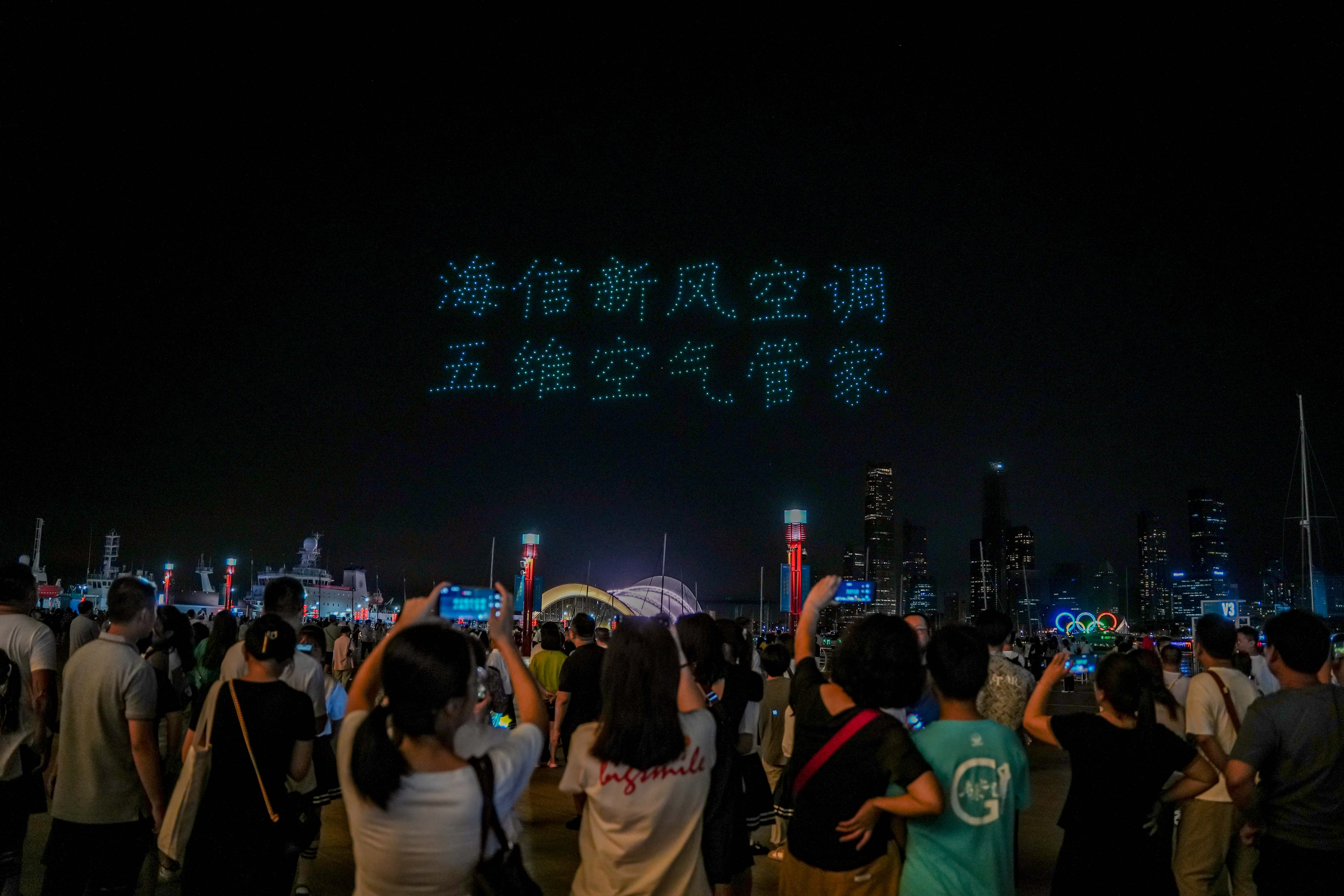 人們站在人群中

描述已自動(dòng)生成