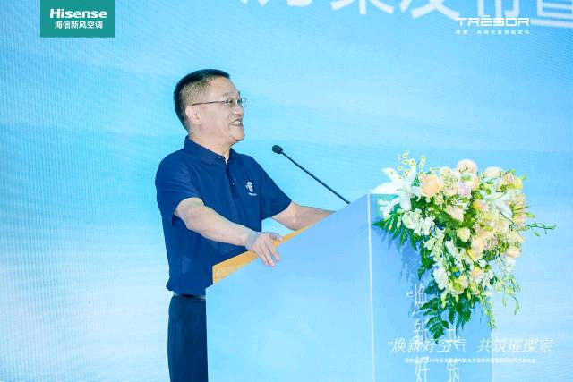 男人張開(kāi)雙臂

中度可信度描述已自動(dòng)生成