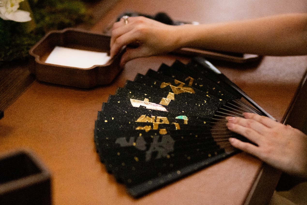 圖片包含 人, 室內(nèi), 樂(lè)器, 男人

AI 生成的內(nèi)容可能不正確。