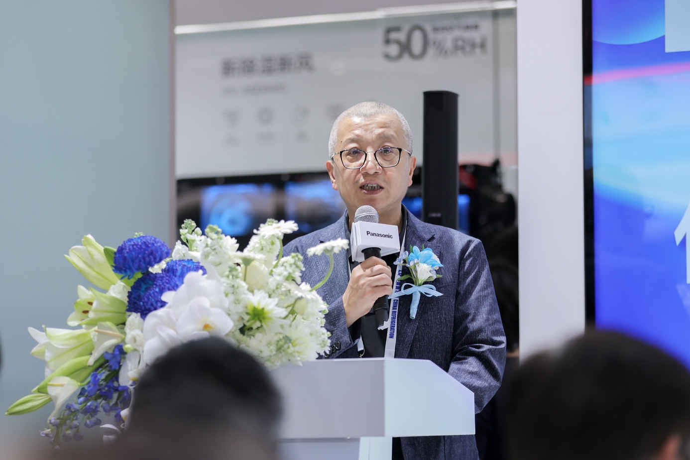 婚禮現(xiàn)場(chǎng)的人

AI 生成的內(nèi)容可能不正確。