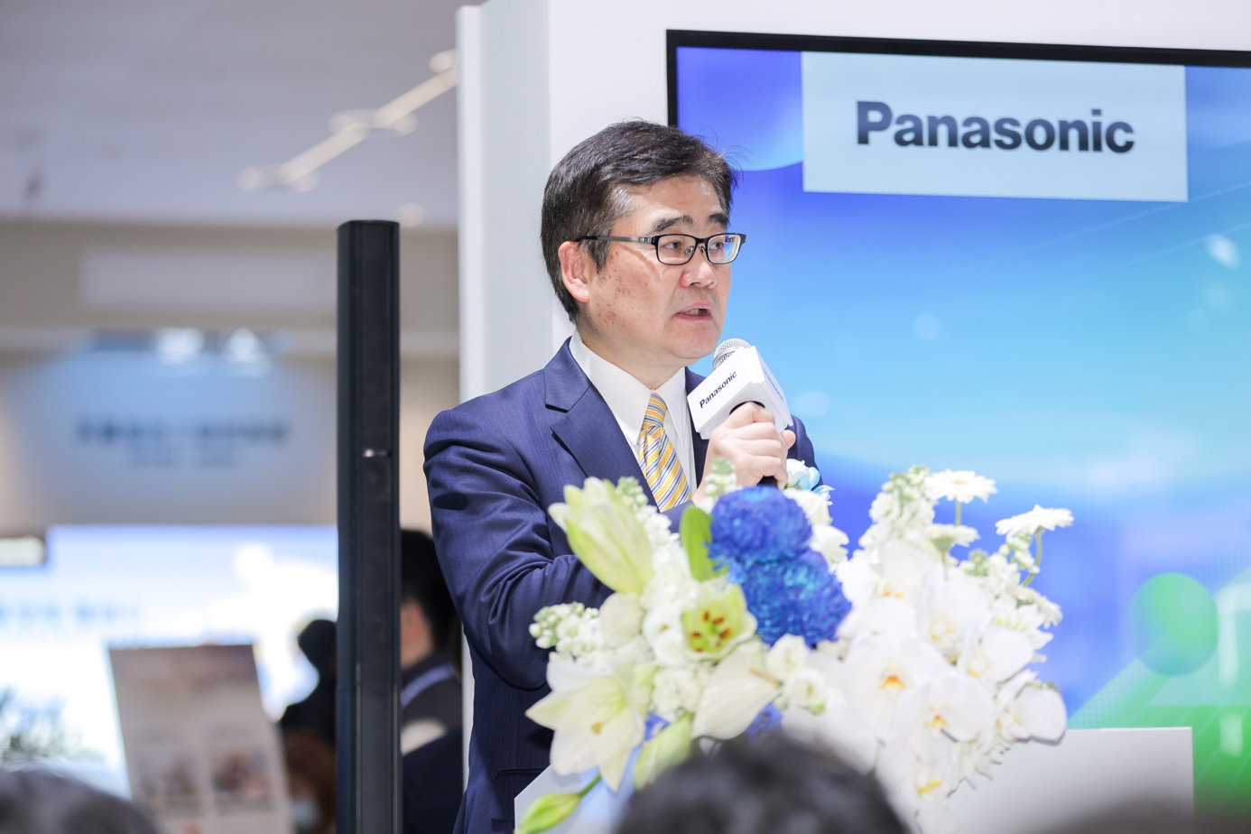 圖片包含 人, 室內(nèi), 桌子, 蛋糕

AI 生成的內(nèi)容可能不正確。