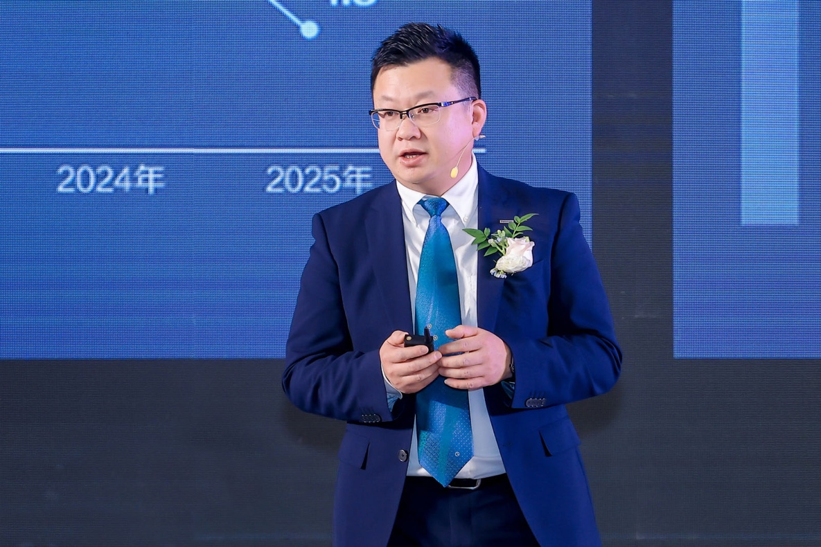 穿著藍色西裝的男人手里拿著手機

AI 生成的內(nèi)容可能不正確。